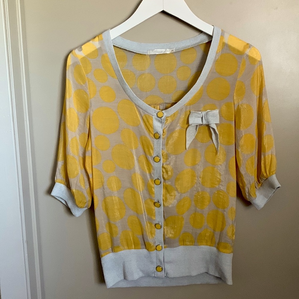 Hazel top, vintage feel, yellow polka dots with gray background. Size M.